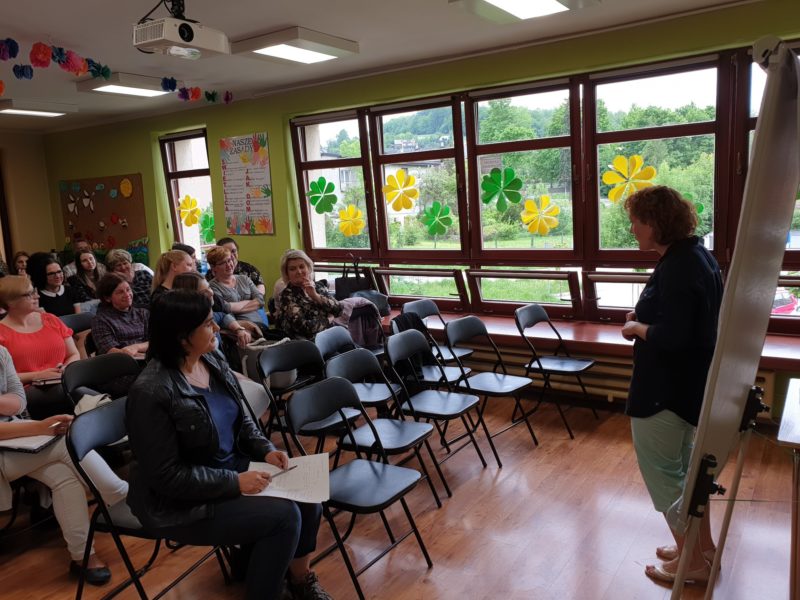 Na zdjęciu osoba prowadząca szkolenie i uczestnicy