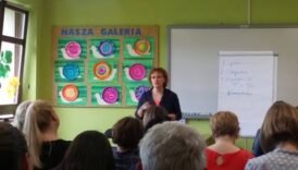 Osoba prowadząca szkolenie i uczestnicy, którzy jej słuchają