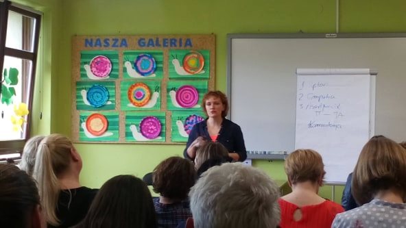 Na zdjęciu osoba prowadząca szkolenie i uczestnicy, którzy jej słuchają