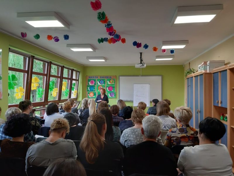 Na zdjęciu osoba prowadząca szkolenie i uczestnicy, którzy jej słuchają