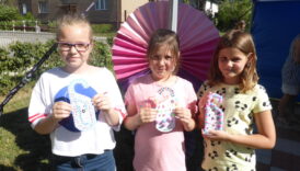 Dziewczynki wykonane przez siebie zawieszki z papieru